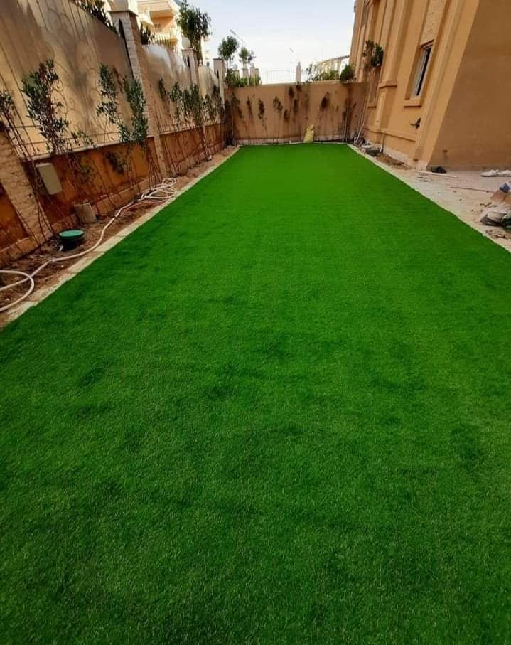 حديقة منزلية بالعشب الطبيعي في الرياض