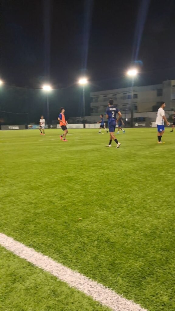 ملعب خماسي بعشب صناعي بالرياض