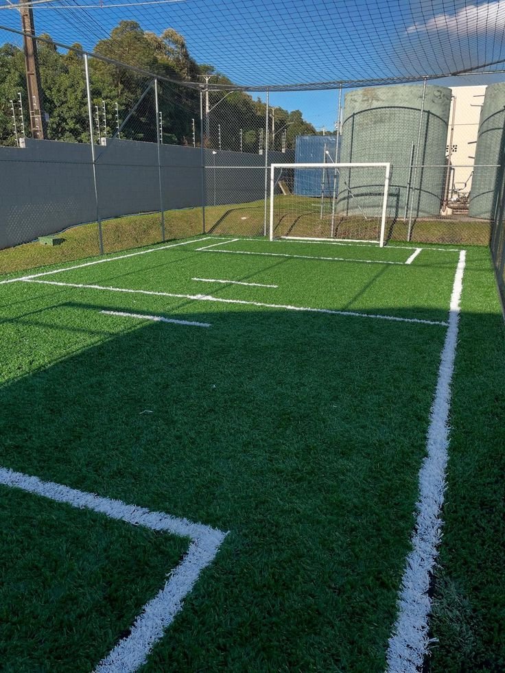 تنفيذ ملاعب متعددة الاستخدام بالرياض