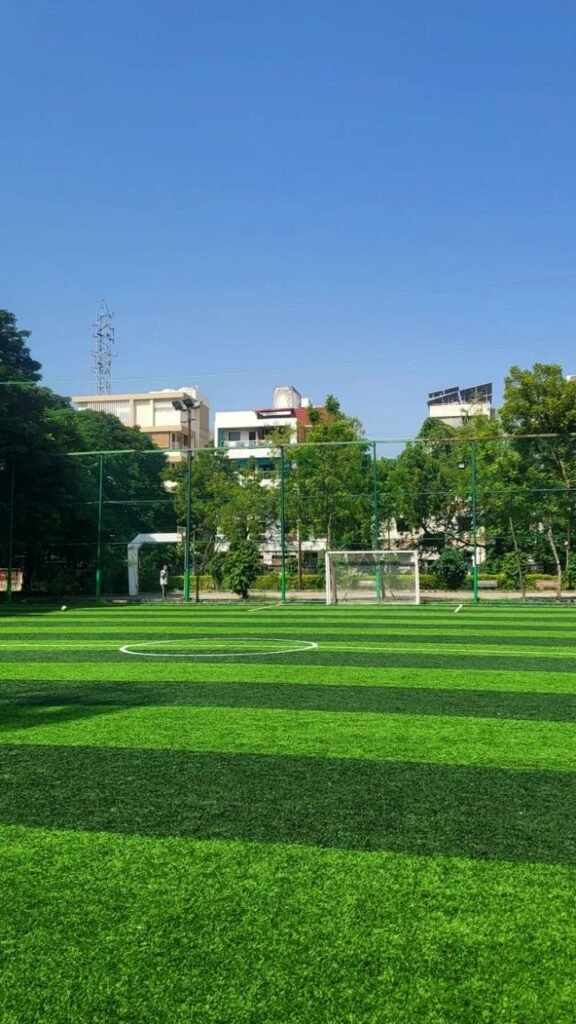 ملعب خماسي حديث بالرياض